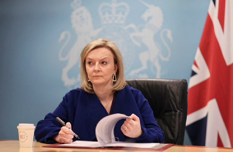 Miniştrii britanicii îi îndeamnă pe parlamentarii conservatori să o sprijine pe Liz Truss