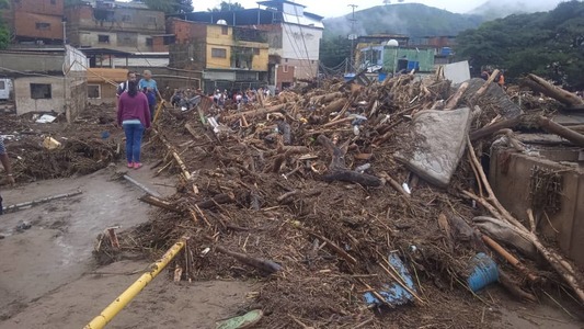 Venezuela: 22 de morţi şi peste 50 de dispăruţi în urma unei alunecări de teren. Maduro a decretat trei zile de doliu naţional - VIDEO