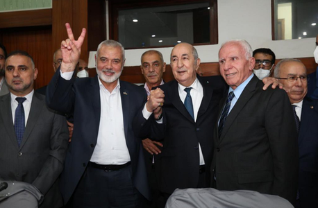 Facţiunile palestiniene semnează, în Algeria, un acord de reconciliere, ”Declaraţia de la Alger”, care prevede alegeri legislative şi prezidenţiale în decurs de un an