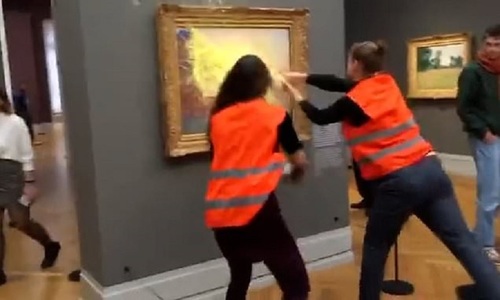 Activişti ecologişti au aruncat cu piure de cartofi într-un tablou al lui Monet expus la muzeul Barberini din Potsdam – VIDEO