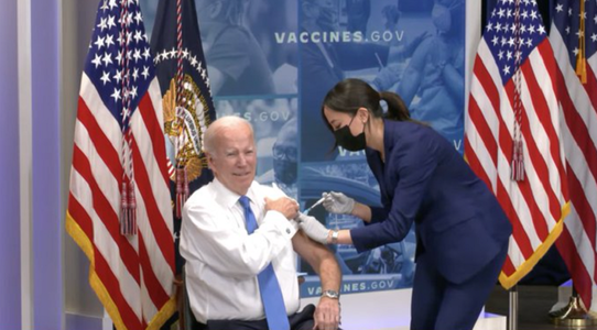 Biden, vaccinat cu o nouă doză ”booster” împotriva covid-19, care ţinteşte două subvariante ale noului coronavirus