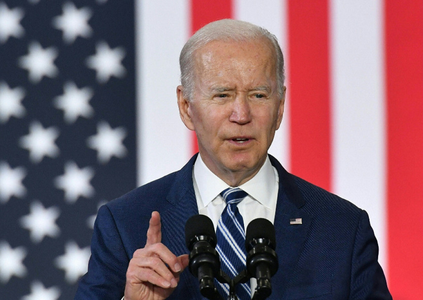 Joe Biden acuză companiile petroliere de "profituri de război" şi ameninţă cu o taxă pe profitul neprevăzut
