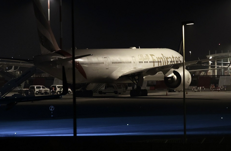 Un zbor Emirates către New York, EK-210, cu 228 de pasageri la bord, nevoit să se întoarcă din drum la Atena, sub escortă NATO, din cauza unui presupus suspect saudit, semnalat de CIA. Aterizarea de urgenţă, refuzată de Italia şi Franţa