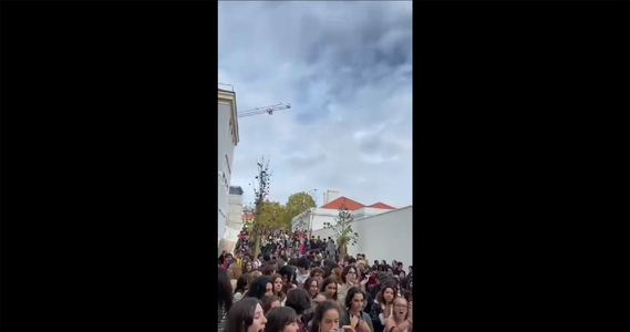 Protestatarii faţă de schimbările climatice au luat cu asalt o clădire din Lisabona în care ministrul portughez al Economiei, António Costa e Silva, ţinea un discurs şi i-au cerut demisia - VIDEO 
