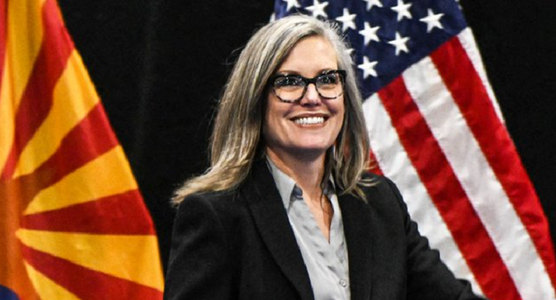 Kari Lake, protejata lui Trump, eşuează să obţină postul de guvernatoare a Arizonei, înfrântă de democrata Katie Hobbs