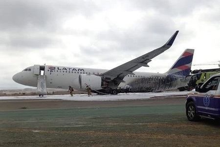 Un avion al LATAM Airlines s-a ciocnit vineri seara cu o maşină de pompieri, la decolarea de pe aeroportul din Lima; doi pompieri au murit, mulţi pasageri au fost răniţi