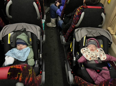Doi bebeluşi gemeni americani, născuţi de o mamă surogat din Donbasul ucrainean, evacuaţi dintr-un orfelinat de la Sankt Petersburg de către ONG-ul Project Dynamo al unor veterani americani