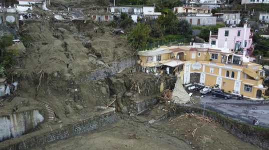 Guvernul Meloni impune starea de urgenţă pe Insula Ischia, în urma alunecării de teren, al cărei bilanţ a crescut la doi morţi şi zece dispăruţi