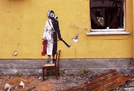 Mai multe persoane au încercat să fure o pictură murală a lui Banksy de pe o clădire din oraşul ucrainean Hostomel - FOTO