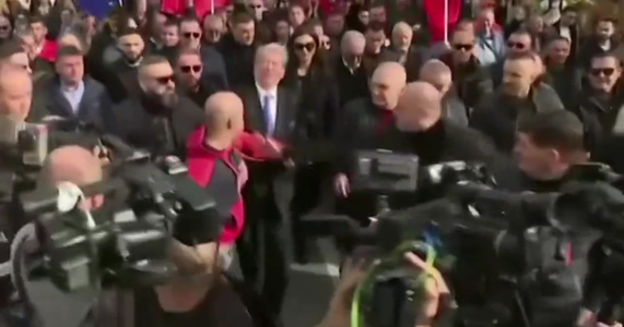 Liderul opoziţiei albaneze Sali Berisha, lovit la faţă, la un miting la Tirana, în apropiere de summitul UE-Balcanii de Vest - VIDEO