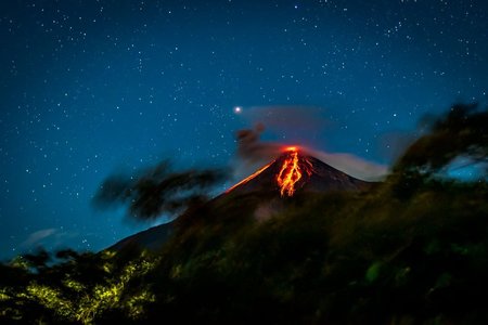 Vulcanul Fuego din Guatemala intră într-o nouă fază de erupţie, după ce în 2018 a provocat moartea a peste 200 de persoane