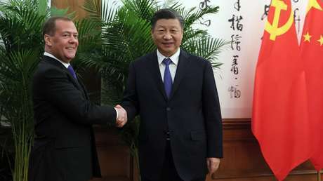 Vizită-surpriză a lui Dmitri Medvedev în China, unde s-a întâlnit cu Xi Jinping