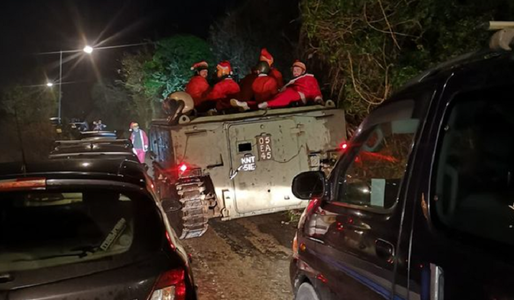 Moşi Crăciuni care făceau un tur al barurilor în Cornwall, de Crăciun, blocaţi într-un vehicul blindat pe un drum