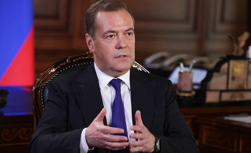 Putin îl numeşte pe fostul preşedinte Medvedev în funcţia de vicepreşedinte al comisiei militaro-industriale