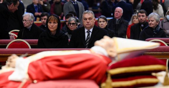 Viktor Orban a venit la catafalcul lui Benedict al XVI-lea. Fostul papă va avea parte de funeralii similare cu cele ale unui suveran pontif 