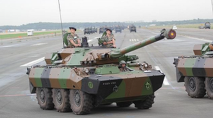 Franţa urmează să livreze Ucrainei tancuri de luptă uşoare de tip AMX-10 RC, îl anunţă la telefon Macron pe Zelenski