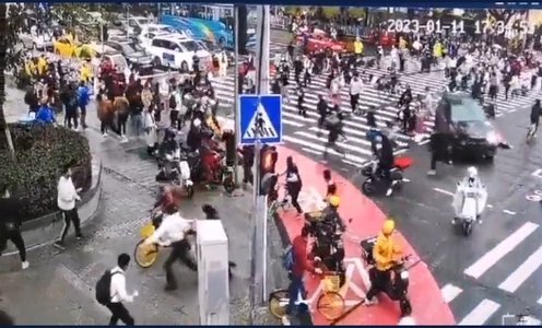 Cinci morţi şi 13 răniţi după ce o maşină a accelerat şi a intrat în pietoni într-o intersecţie din oraşul Guangzhou - VIDEO