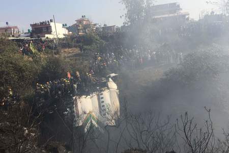 Tragedia aviatică din Nepal: Căutările s-au reluat. “Este puţin probabil să existe vreun supravieţuitor”, afirmă un purtător de cuvânt al poliţiei