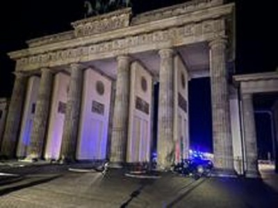 Berlin: O maşină s-a ciocnit de Poarta Brandenburg. Şoferul a murit