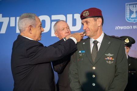 Benjamin Netanyahu l-a învestit pe Herzi Halevi ca nou şef al Statului Major al armatei, spre nemulţumirea unor membri ai guvernului său. El fusese propus în funcţie de fostul ministru al apărării, centristul Benny Gantz