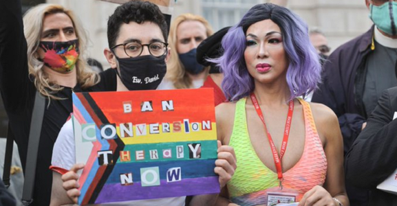 Guvernul britanic anunţă, în Parlament, un proiect de lege privind interzicerea tuturor terapiilor de conversie, inclusiv ale transsexualilor