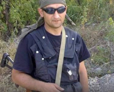 Un fost militar georgian ucide cinci persoane cu o armă automată de la un balcon şi răneşte alte cinci, după care se sinucide împuşcându-se în cap. El a luptat în Afganistan