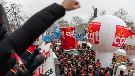 Franţa este blocată de o nouă grevă şi proteste la nivel naţional faţă de reforma pensiilor - VIDEO