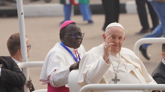 Papa Francisc şi-a încheiat vizita în Sudanul de Sud cu o slujbă în aer liber în timpul căreia a cerut „depunerea armelor” în această ţară măcinată de violenţe