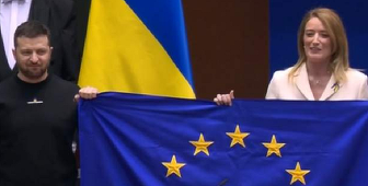 Zelenski primeşte un steag al Uniunii Europene în Parlamentul European, la Bruxelles