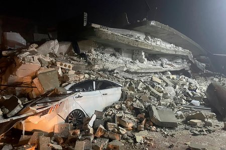 CNN: Echipele de salvare de la cutremurul din Turcia spun că încă aud voci sub dărâmături / Un băiat de 18 ani a fost scos în viaţă de sub ruine