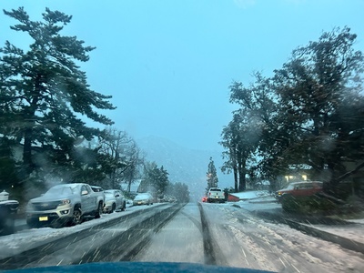 Mii de oameni au rămas fără electricitate şi autostrăzi au fost închise din cauza unei furtuni neobişnuite de zăpadă în California - VIDEO