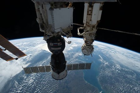 O navetă spaţială rusească de salvare Soyuz a ajuns pe Staţia Spaţială Internaţională. 