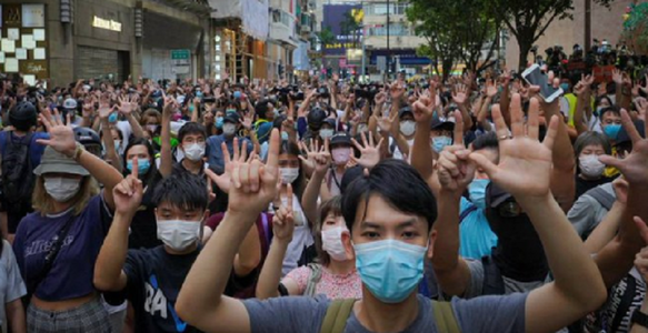 Hong Kong renunţă la mandatul de utilizare a măştilor după aproape 1.000 de zile