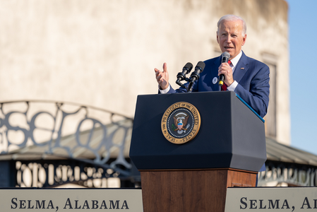 Joe Biden îndeamnă la cunoaşterea întregii istorii americane, ”cu bune şi cu rele”, într-un discurs pe Podul Edmund Pettus, la comemorarea a 58 de ani de ”duminica sângeroasă”, o reprimare a unui marş în favoarea drepturilor civice