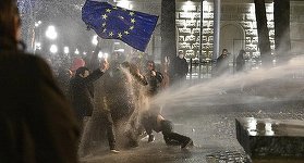 Poliţia din Georgia foloseşte gaze lacrimogene pentru a reprima protestele faţă de legea \