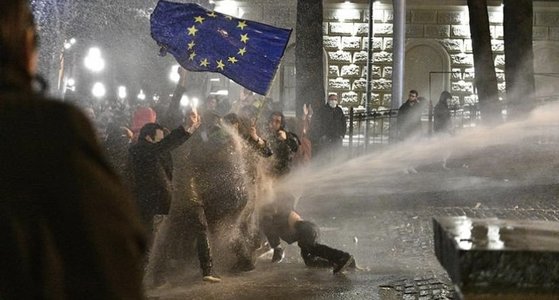 Poliţia din Georgia foloseşte gaze lacrimogene pentru a reprima protestele faţă de legea "agenţilor străini", adoptată în primă lectură de parlament - VIDEO