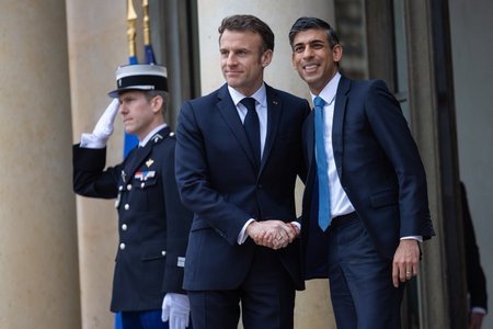 Macron şi Sunak s-au înţeles în privinţa migraţiei şi pun bazele unei noi relaţii. Londra va finanţa Parisul cu peste jumătate de miliard de euro pentru a-i opri pe imigranţi să traverseze Canalul Mânecii  