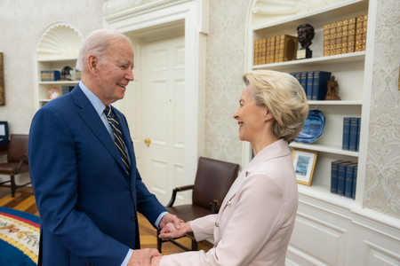 Ursula von der Leyen a fost primită de Joe Biden la Casa Albă. Cei doi lideri au decis să evite „concurenţa dăunătoare” în cursa pentru tranziţia către energie curată, având de contracarat un concurent comun: China