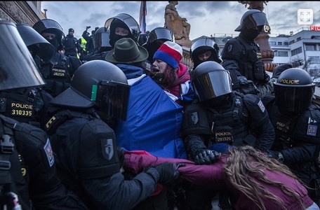 Mii de persoane au ieşit să protesteze la Praga faţă de „sărăcie”, au critcat NATO şi au cerut „pace” în Ucraina / La încheierea acţiunii, unii demonstranţi au vrut să smulgă drapelul Ucrainei de pe clădirea unui muzeu şi s-au încăierat cu poliţia - FOTO