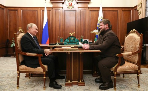 Vladimir Putin l-a primit pe Ramzan Kadîrov la Kremlin. Liderul cecen pare să aibă dificultăţi când citeşte notiţele: "Executăm toate ordinele dumneavoastră şi ne propunem să acţionăm până la capăt" - VIDEO