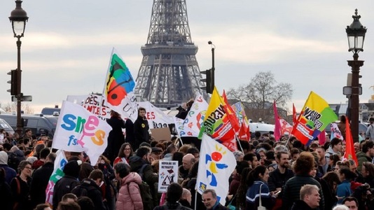 Francezii au reluat sâmbătă protestele declanşate din cauza nemulţumirii legate de o nouă lege a pensiilor