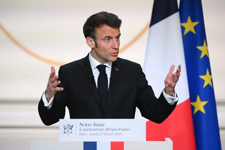 Preşedintele francez Emanuel Macron se confruntă luni cu un moment critic, când Adunarea Naţională va vota moţiunile de cenzură legate de reforma pensiilor