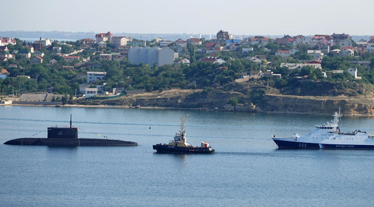 Marina rusă ”respinge” un atac cu dronă la Sevastopol, în Crimeea anexată. Geamurile ”Casei Moscovei”, sparte de explozii. Hackeri ucraineni piratează posturi de radio şi difuzează alerte de evacuare a Crimeei cu feribotul