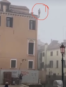Autorităţile din Veneţia îl caută pe un “idiot” care a sărit într-un canal de pe o clădire cu trei etaje – VIDEO