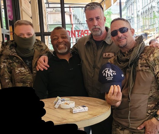 Malcolm Nance (al doilea de la stânga la dreapta), Rip Rawlings (al treilea) şi James Vasquez (primul din dreapta) Foto: Twitter