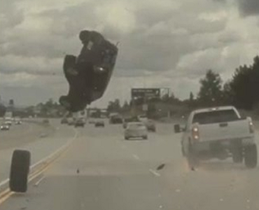 Un pneu aruncă în aer câţiva metri o maşină, într-un accident spectaculos în SUA