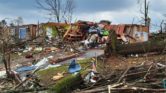 Patru persoane au murit în urma tornadelor din SUA. În Illinois, o persoană şi-a pierdut viaţa după prăbuşirea unui acoperiş la un concert de heavy metal