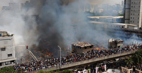 Un incendiu uriaş devastează patru pieţe de îmbrăcăminte, inclusiv celebra Bongo Bazar, în capitala Bangladeshului, Dacca