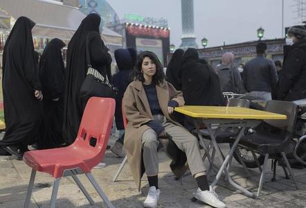 Poliţia din Iran a plasat camere de luat vederi în locuri publice pentru a depista femeile fără văl