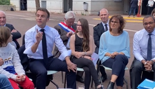 Emmanuel Macron anunţă că salariile profesorilor vor creşte cu o sumă "între 100 şi 230 de euro net pe lună"